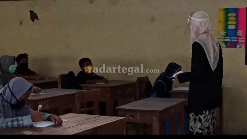 Di Brebes, SMP N2 Jatibarang Gelar Pembelajaran Tatap Muka Karena Siswa Tidak Punya Smartphone dan Terkendala 
