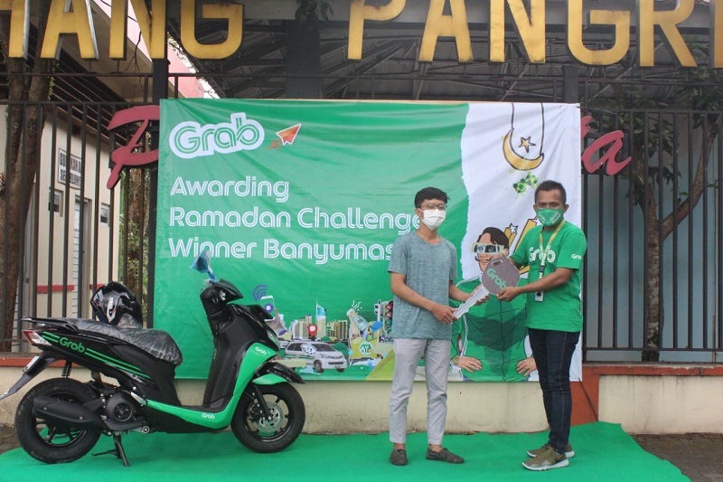 Grab Serahkan Hadiah Sepeda Motor Yamaha #GENERASI125 Kepada Pemenang Kompetisi Grab Ramadan Challenge di Bany