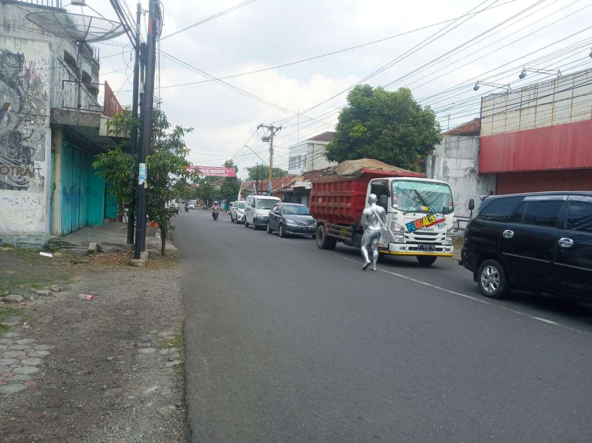 Manusia Silver Kembali Muncul, Satpol PP: Kadang Kucing-Kucingan