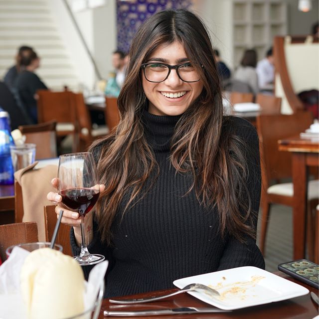 Mantan Bintang Film Dewasa Mia Khalifa Melelang Kacamata Khasnya  untuk Lebanon