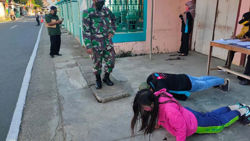 Kisah Pelanggaran Masker di Sumpiuh: Tawaran Serma Ridwani Ditolak Remaja Perempuan, Tolak Menyanyi Pilih Push
