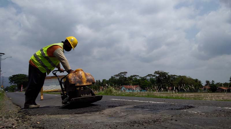 Aspal Emulsi UPTD PU Wilayah Sumpiuh Habis, Tambal Lubang Tetap Jalan