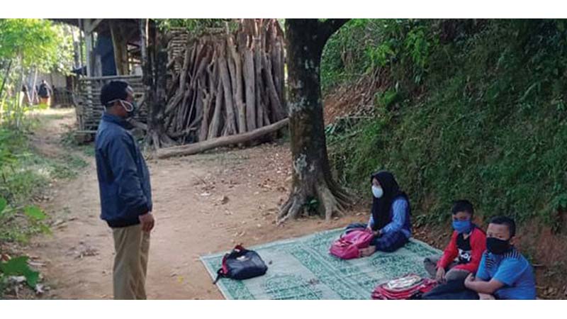 Tiada Sinyal Internet, Guru Datangi Murid & Belajar di Tepi Jalan Desa