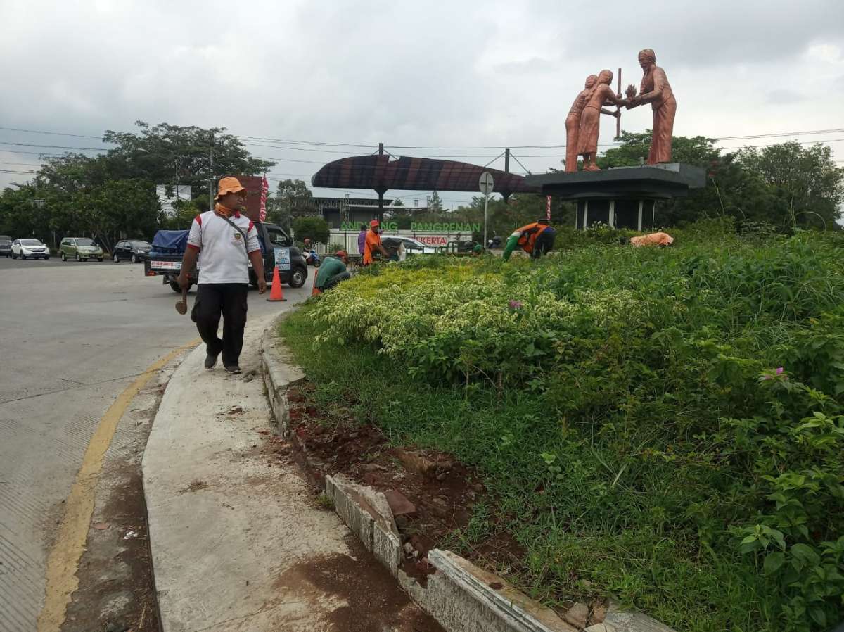 Pinggiran Pembatas Tugu Estafet di Kawasan TRAP Bolak-balik Tertabrak Kendaraan