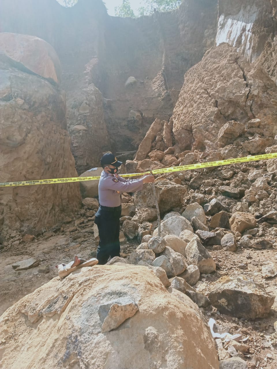 Galian Tebing di Karangrau Longsor, Truk Tertimbun, Satu Orang Terluka