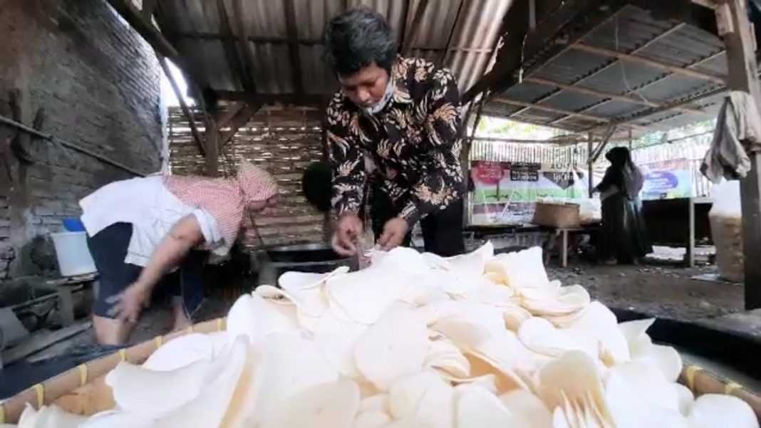Dari Coba-coba, Temukan Singkong Marjoko, Kripik Singkongnya Kini Rutin Dikirim ke Mancanegara dari Wangon