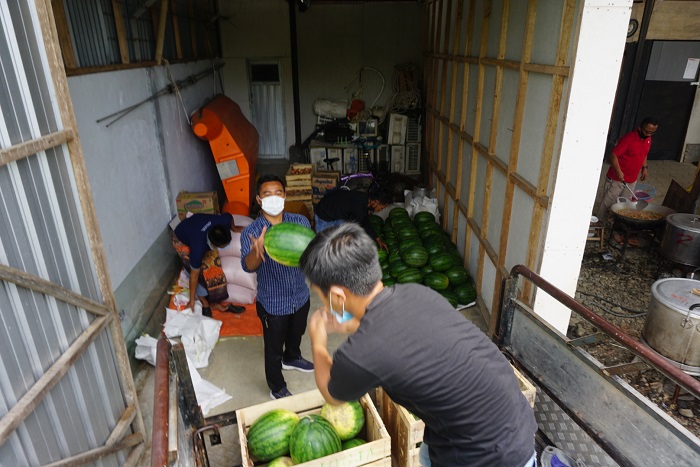 Santri Jalani Karantina, Lurah Sidogede Kebumen Bantu Satu Ton Buah Semangka