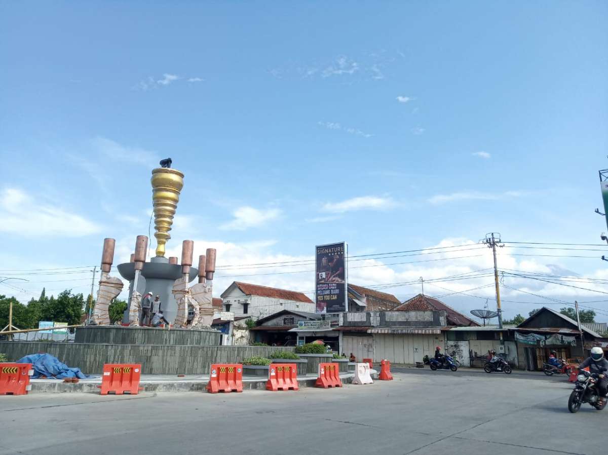 Mahkota, Kudi, dan Gada Rujakpolo di Bundaran Underpass Purwokerto Terpasang