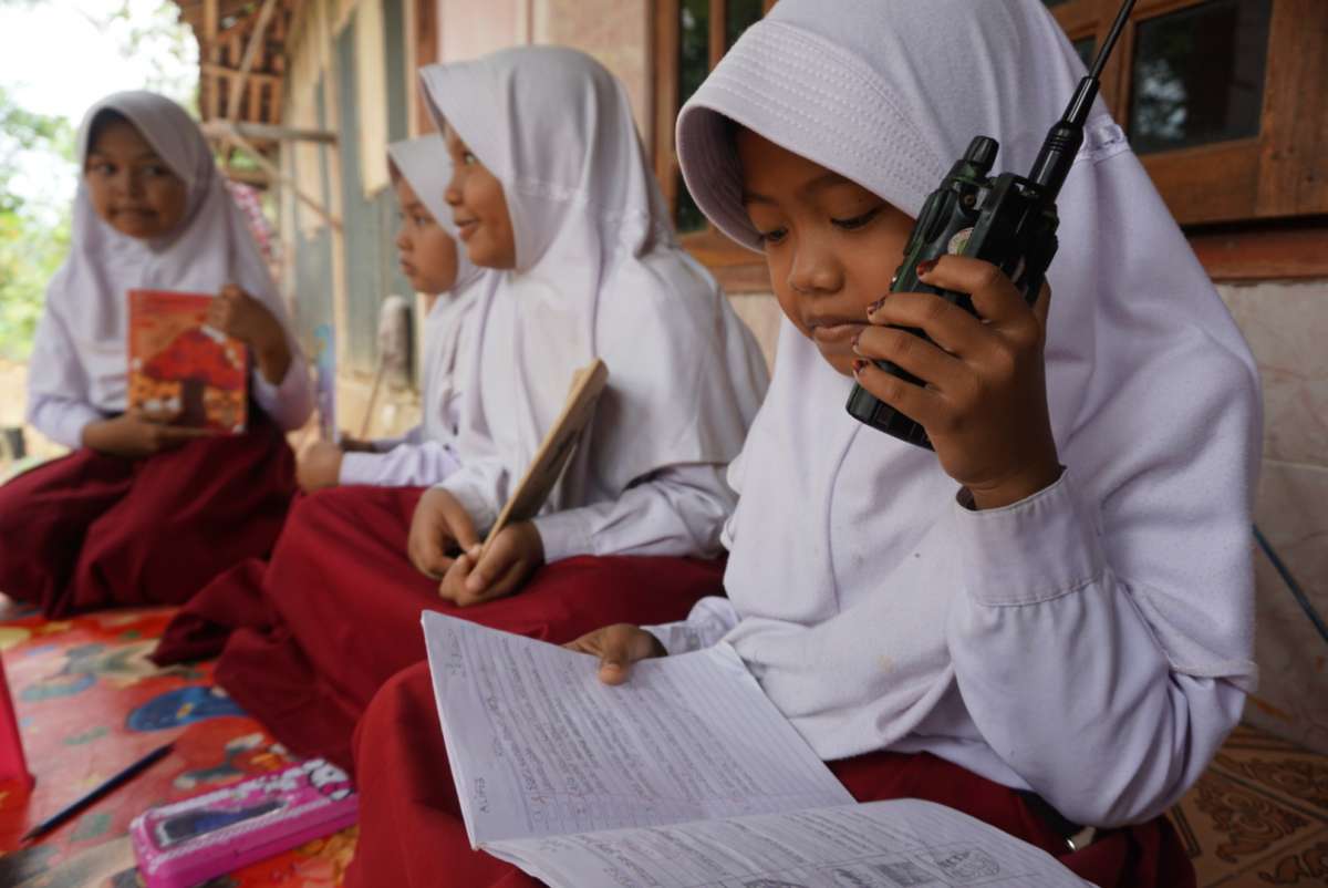 Sadar Sinyal Susah, Orari Kebumen Fasilitasi Siswa di SDN Kalijering Padureso Gunakan HT Untuk Belajar