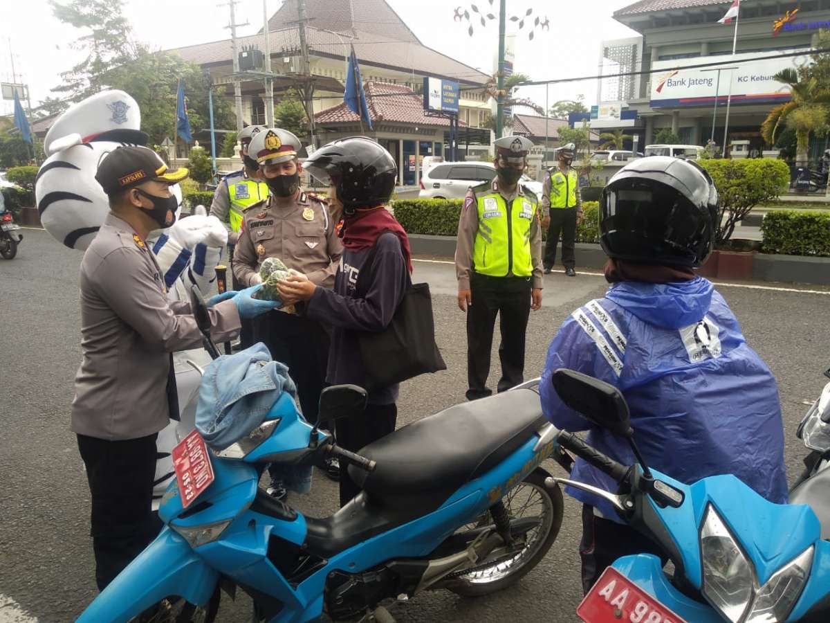Tertib Pakai Masker Terima Hadiah Sayuran di Kebumen