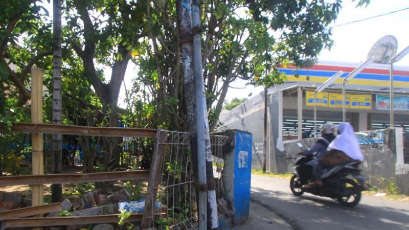 Kondisi Pagar SD Tidak Layak, Dipinggir Jalan Besar Ditambal Pagar Bambu