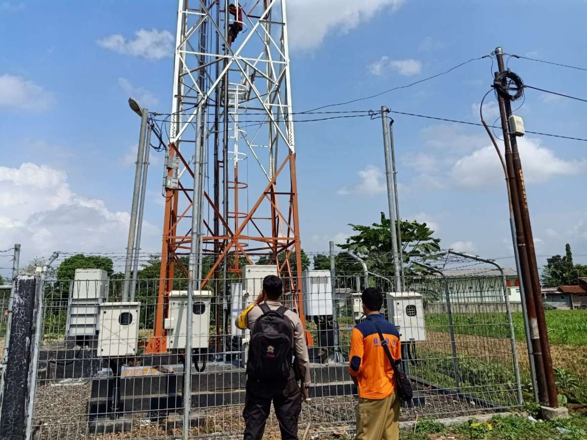 Warga Babakan Purbalingga Nekat Panjat Tower BTS Sampai Ketinggian 20 Meter