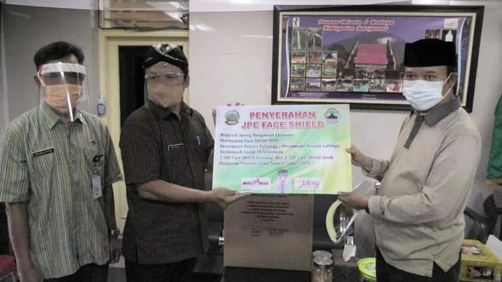 48 Kelompok Perempuan Binaan DPPKBP3A Banyumas Berhasil Rampungkan 81.600 Face Shield