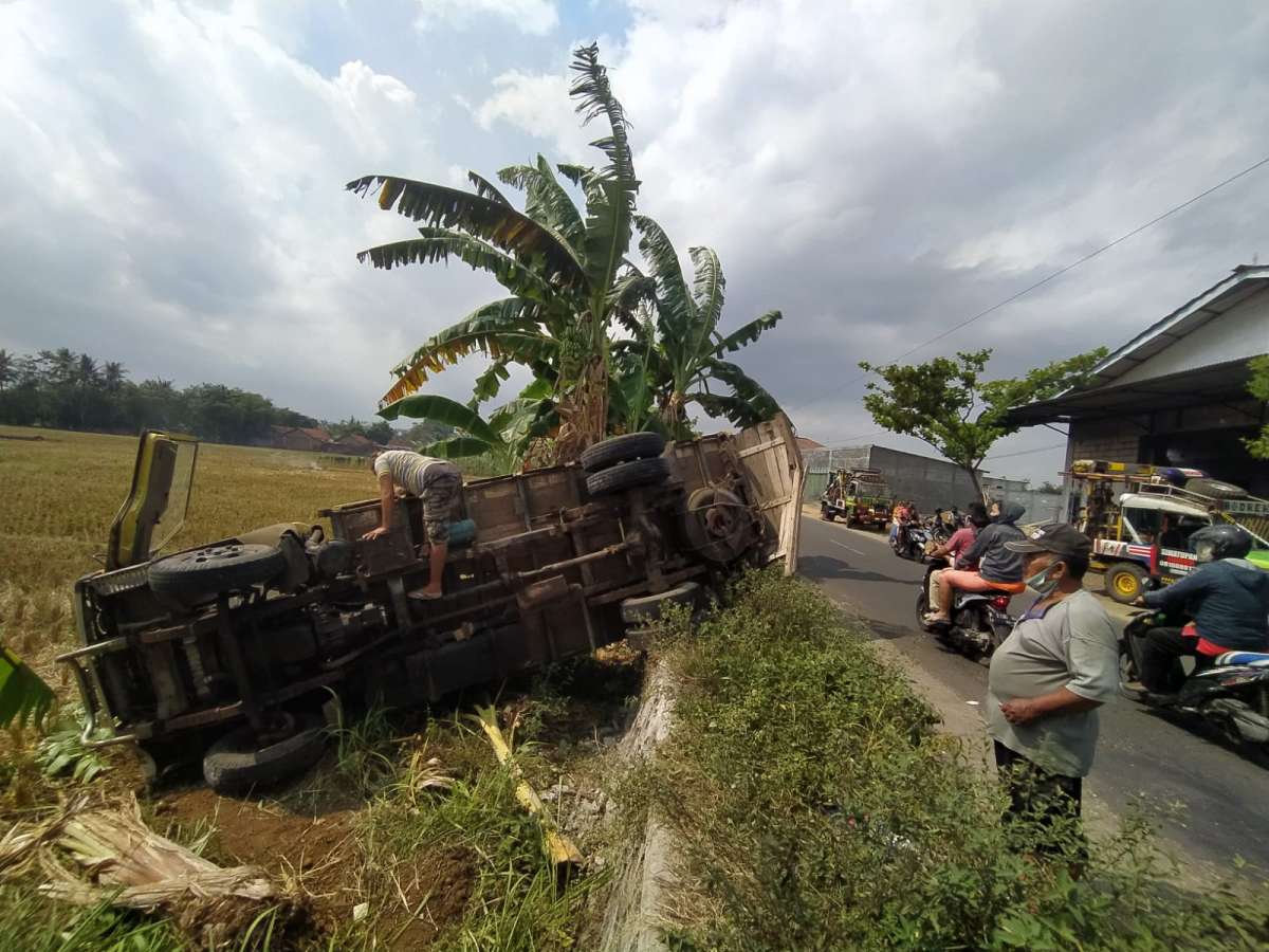 Bus Tabrak Truk Mandek di Jalur Sangkal Putung - PMI Sokaraja, Penumpang Luka-Luka, Truk Masuk Sawah