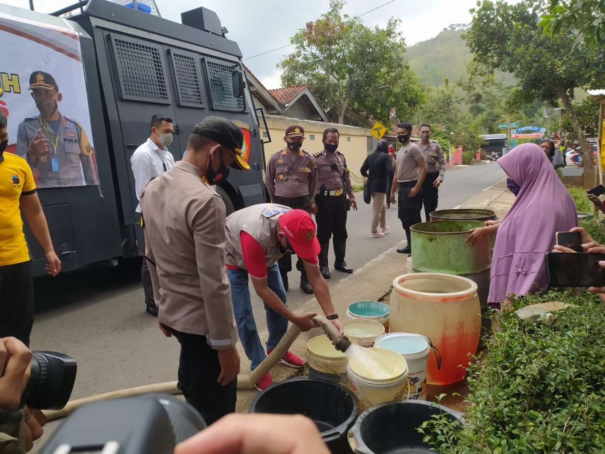 Demi Air Bersih, Warga Desa Kaliputih Harus Berjalan Kaki 2 KM Menuju Sumber Air Bersih
