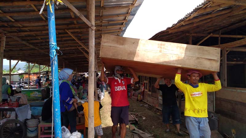 Saling Bantu Gotong Perkakas, Pedagang Pasar Banyumas Mulai Jualan, Pelanggan Masih Sepi