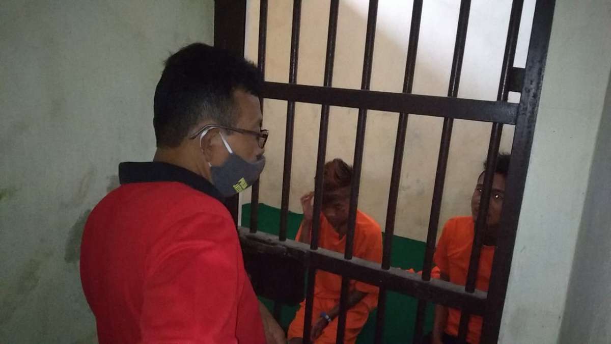 Dua Pencuri Burung Berbadan Penuh Tato Dikejar Warga di Kedungbanteng, Langsung Diringkus Polisi