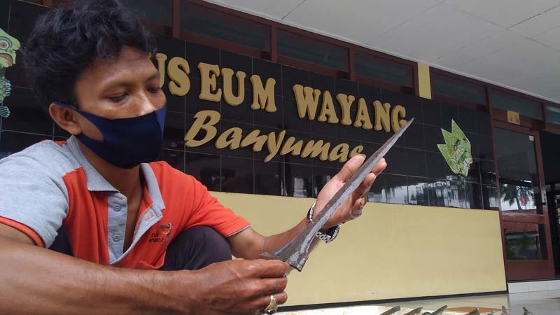 Melihat Penjamasan di Museum Wayang Banyumas, 57 Pusaka Direndam Cairan Saat Penanggalan Kliwon