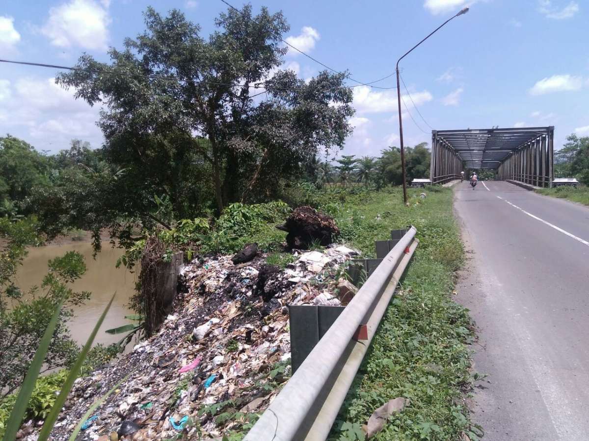 Tepi Jalan Babakan dan Jetis jadi Tempat Sampah,  Padahal Jalan Utama ke Bandara JBS Purbalingga