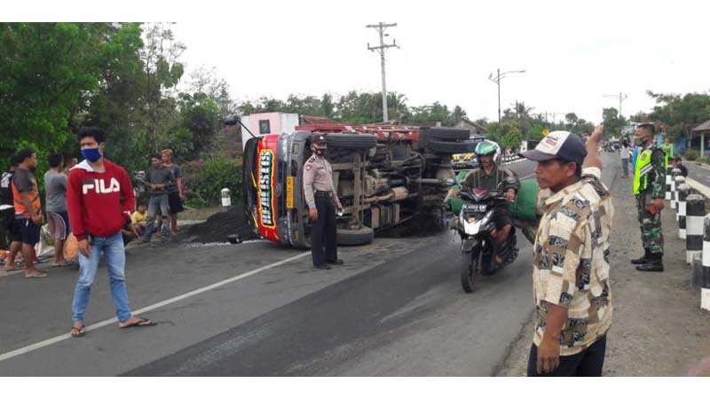 Truk Terguling, Arus Lalu Lintas di Linggamas Sempat Tersendat