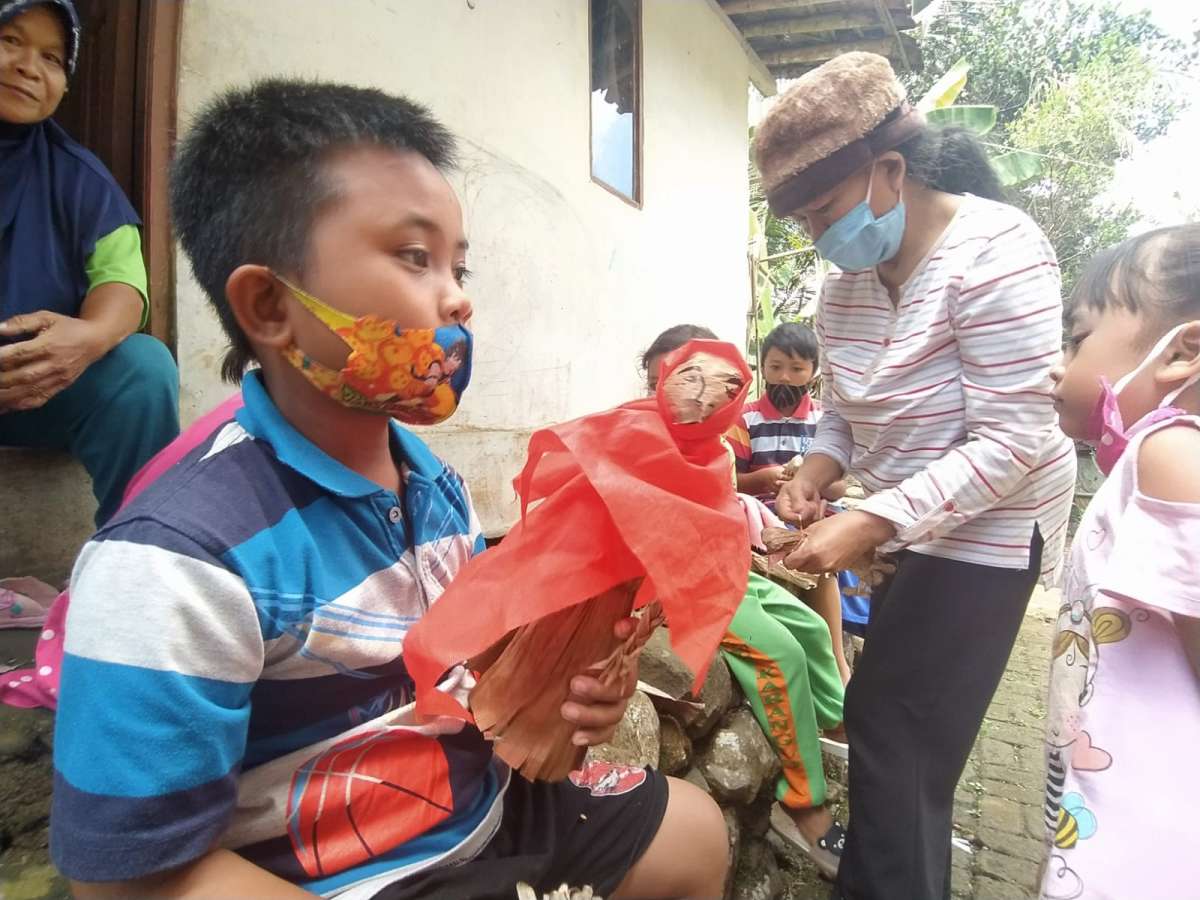 Anak-Anak Desa Karanglo, Cilongok Isi Waktu Luang Dengan Membuat Wayang Klaras