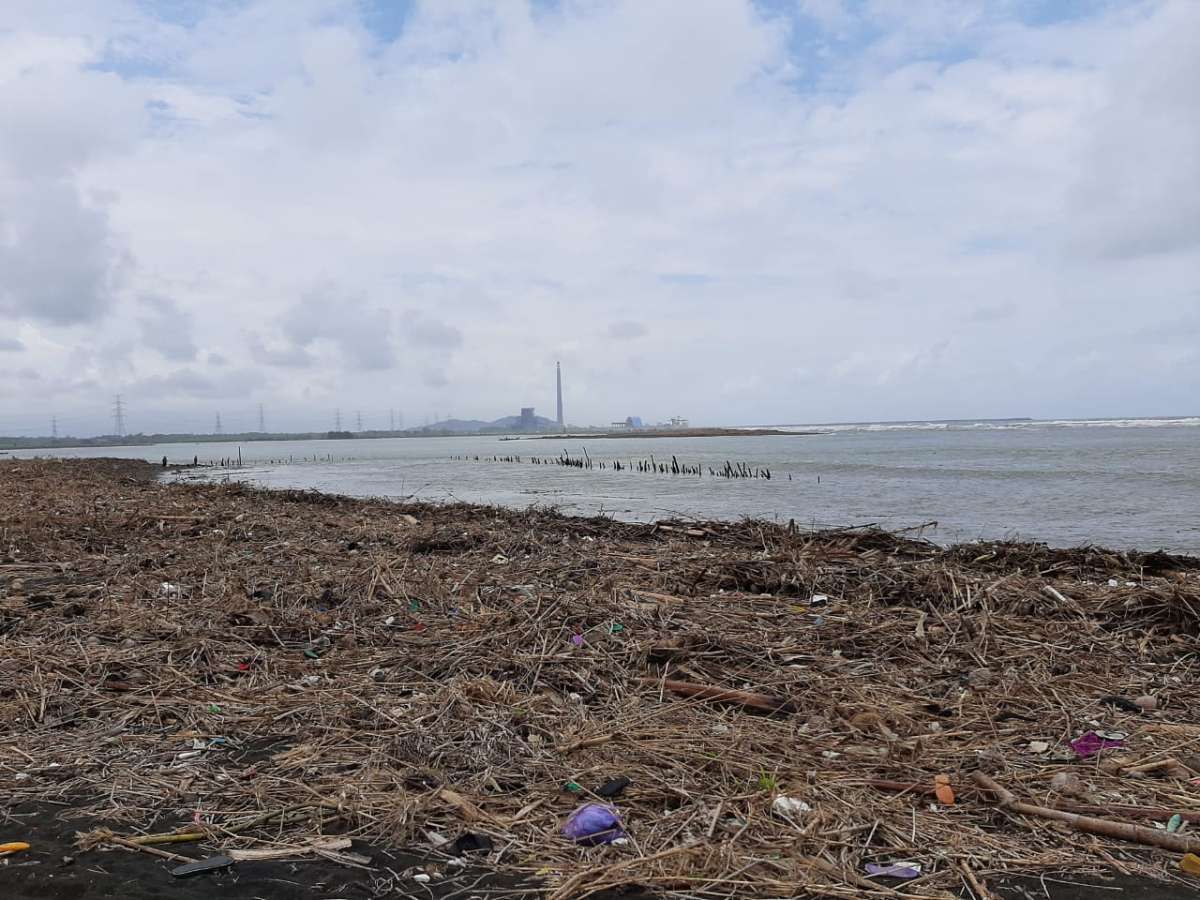 Abrasi Makin Parah, Banyak Sampah, Jarak Pantai di Winong Slarang dengan Pemukiman Tinggal 7 Meter