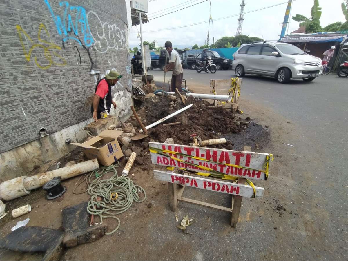 Air PDAM Tak Mengalir di Jalan Kalibener, PDAM Ganti Pipa, Ditutup, Malah Tersumbat Batu