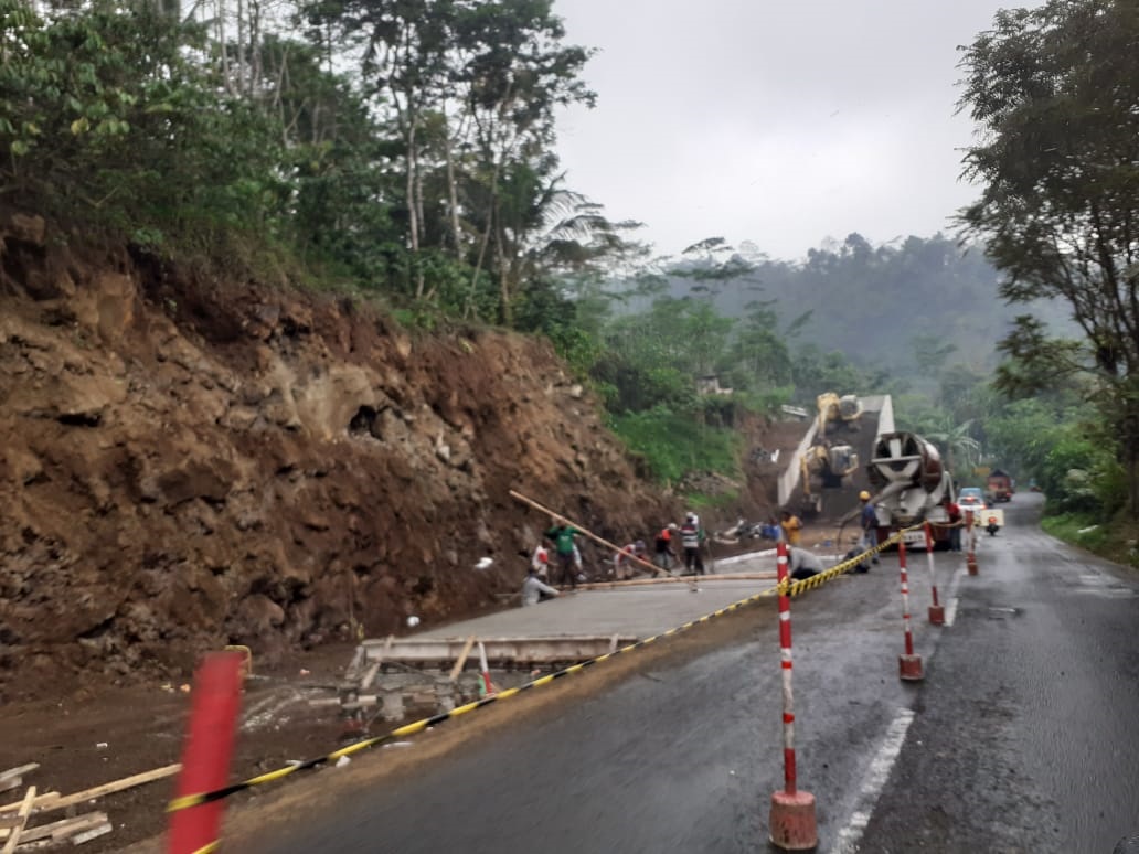 Akhirnya Jalur Penyelamat Dibangun di Jalur Bayeman, Karangreja