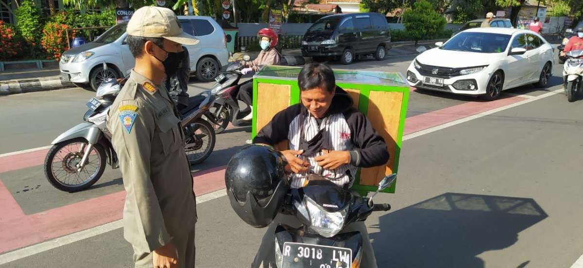 Belasan Orang Terjaring Razia Masker