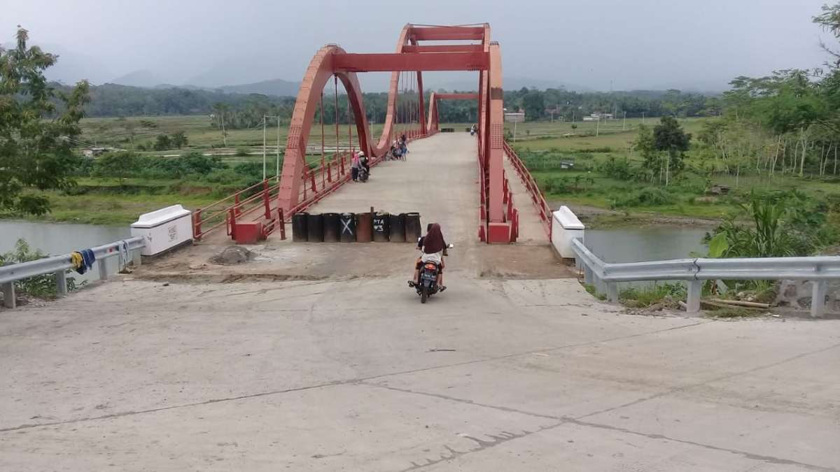 Belum Diresmikan, Tebing Jalan ke Jembatan Merah Purbalingga Rawan Longsor