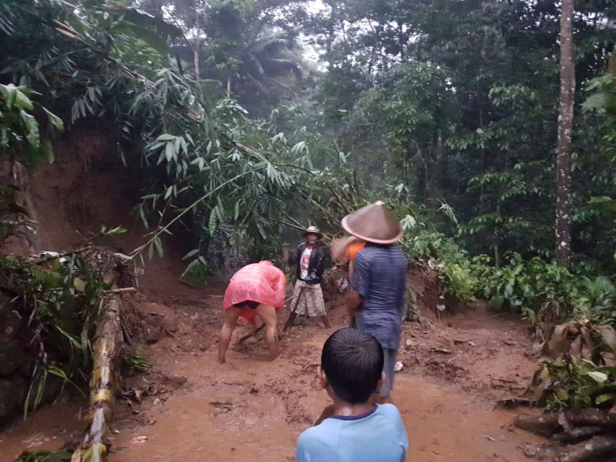 Di Banyumas, Jalan Penghubung Desa Kalikesur Sempat Tertutup Longsor