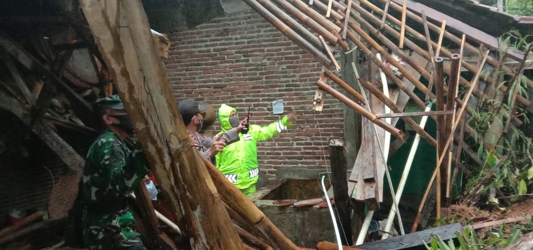 Dua Titik di Pagedongan Longsor