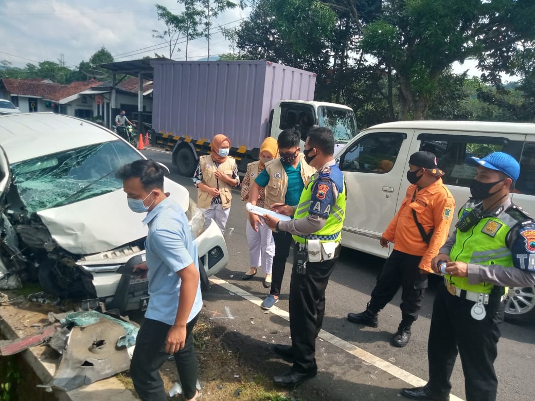 4 Kendaraan Kecelakaan Karambol di Tikungan 