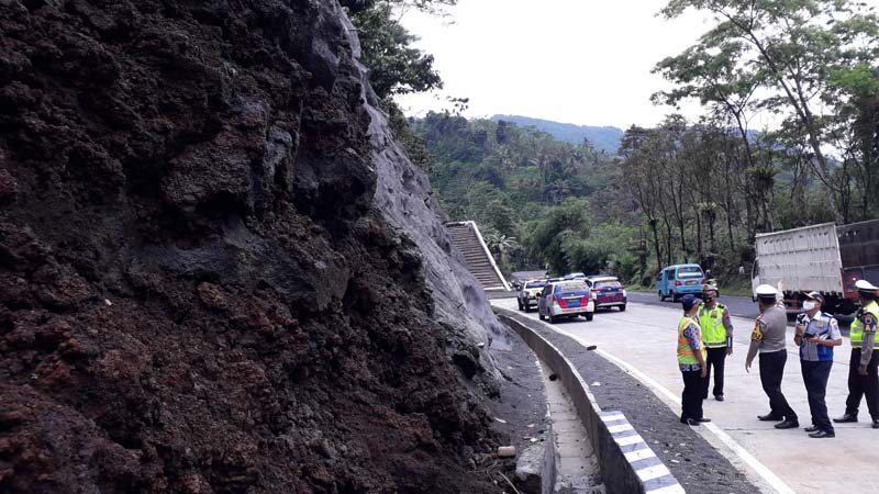 Tebing Sebelum Jalur Penyelamat di Bayeman Bisa Jadi Perangkap Maut, Dinhub Minta Dilakukan Sejumlah Pembenaha