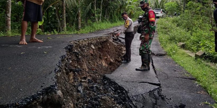 Hujan Deras, Jalan di Kaligondang Ambles