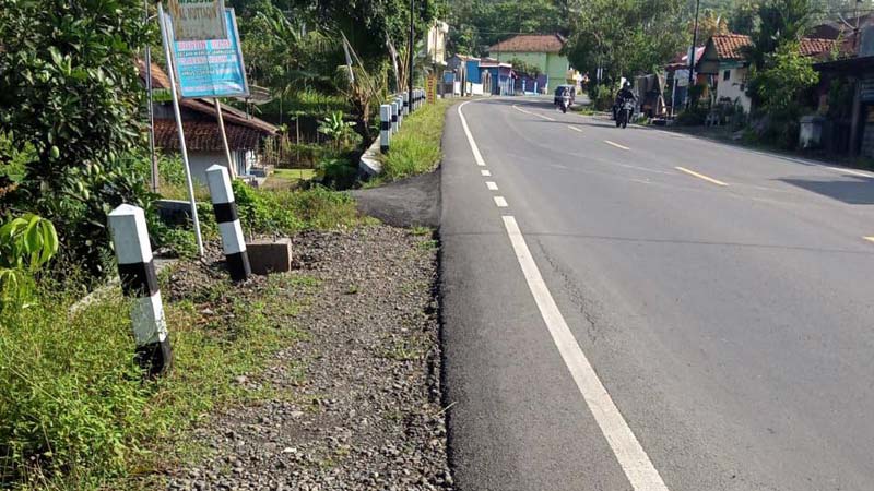 Hujan, Jalan Nasional Jeruklegi - Wangon Retak Sepanjang 10 Meter di Tepian