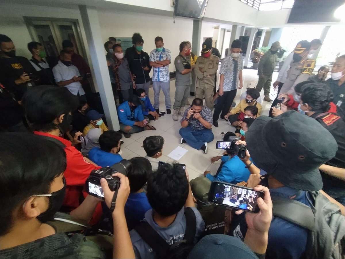 Massa Aksi UU Cipta Kerja di DPRD Banyumas Membubarkan Diri Setelah Kantongi Kesepakatan Via Teleconfrence