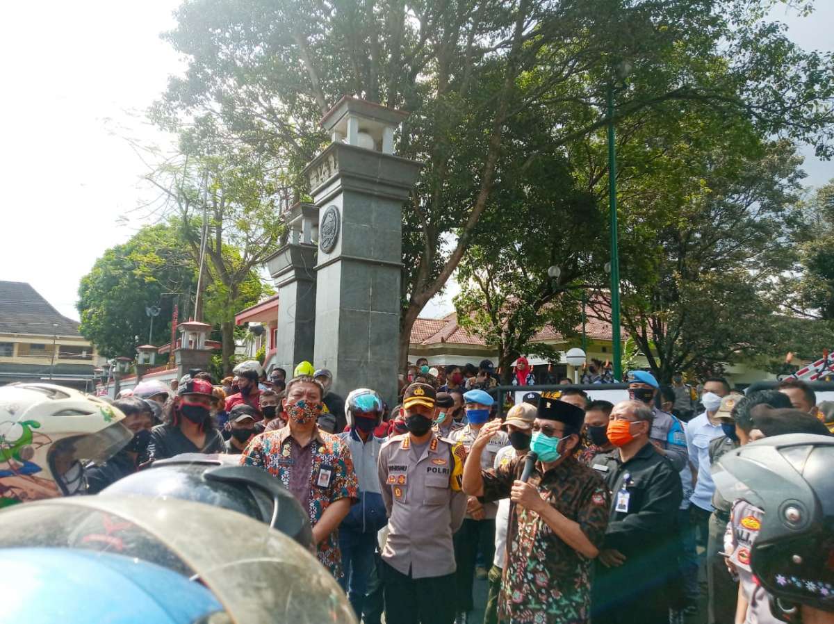 Temui Para Demonstran Gemas, Ketua DPRD Banyumas: Tetap Taati Aturan Yang Ada