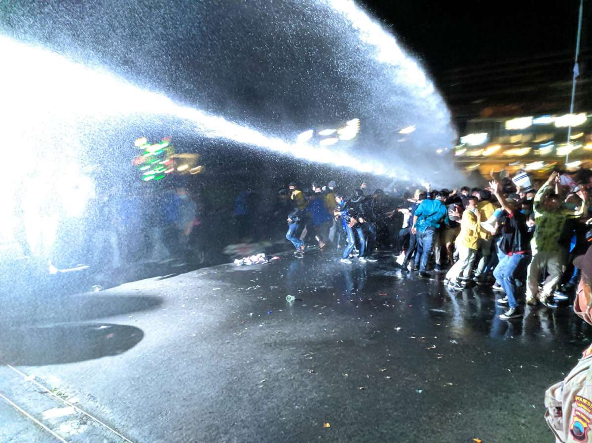 Massa Aksi Dibubarkan Paksa Dengan Watercanon dan Gas Air Mata
