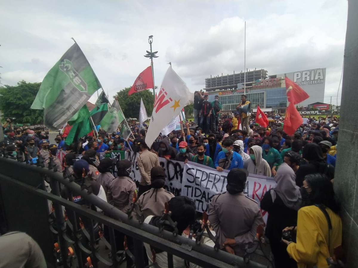 Massa Kembali Geruduk Kantor Pemkab dan DPRD Banyumas