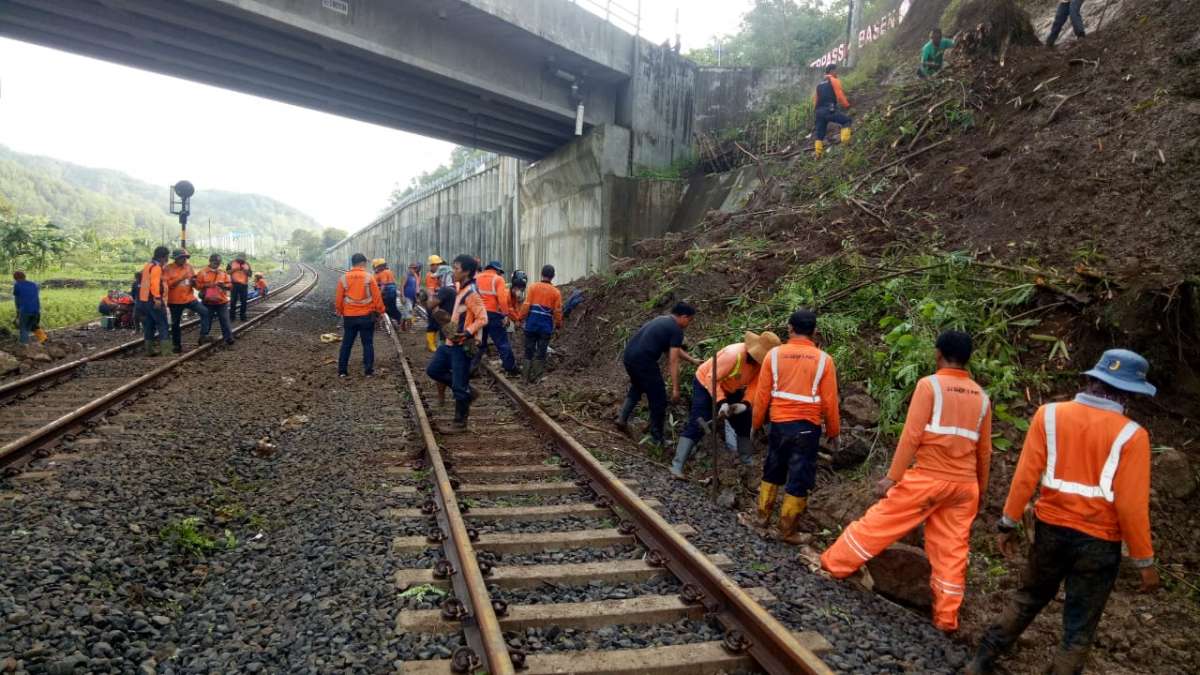 Jalur KA di Overpass Kebasen Tertimbun Longsoran Tebing, Perjalanan Kereta Sempat Terganggu