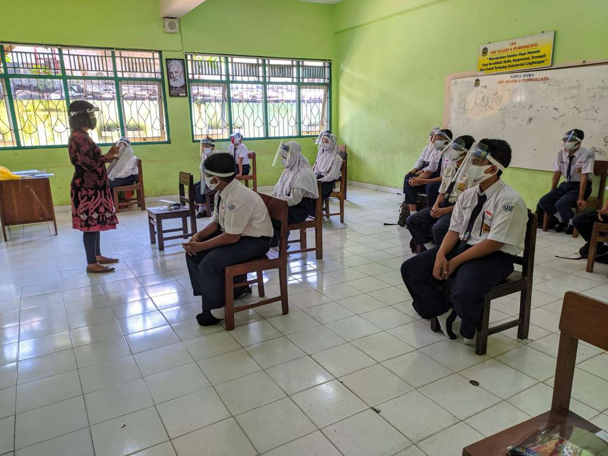 PTM SMP di Banyumas Diujicobakan: Sepatu Dilepas, Siswa Jaga Jarak, Bekal dari Rumah