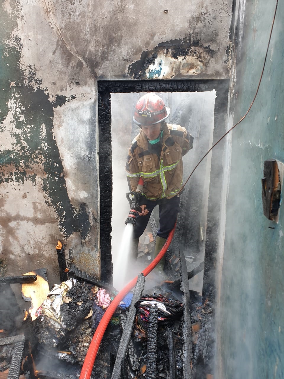 Rumah Warga Rakitan Ludes Terbakar, Kerahkan Tiga Damkar