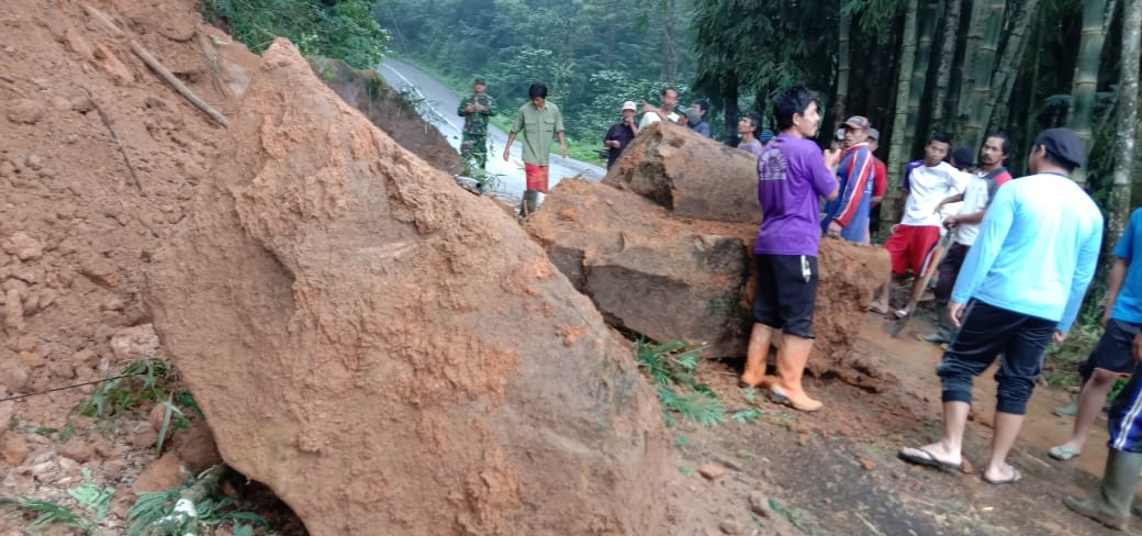 Longsor, Batu Besar Sempat Tutup Sebagian Bahu Jalan di Kecamatan Wanayasa