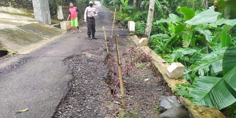 Mendesak Perbaikan, Jalan Alternatif di Desa Makam Ambles