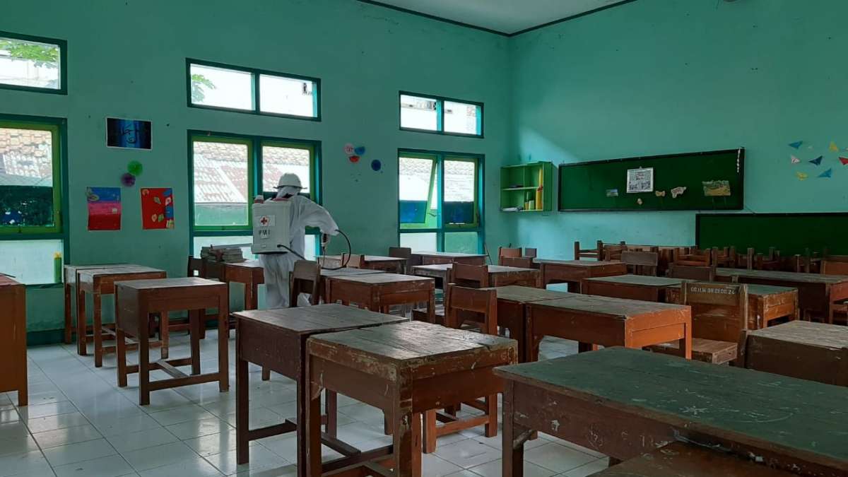 Sejumlah Sekolah Disemprot Disinfektan di Banjarnegara, Hari Ini Siswa dari Tiga Sekolah Mulai Berangkat