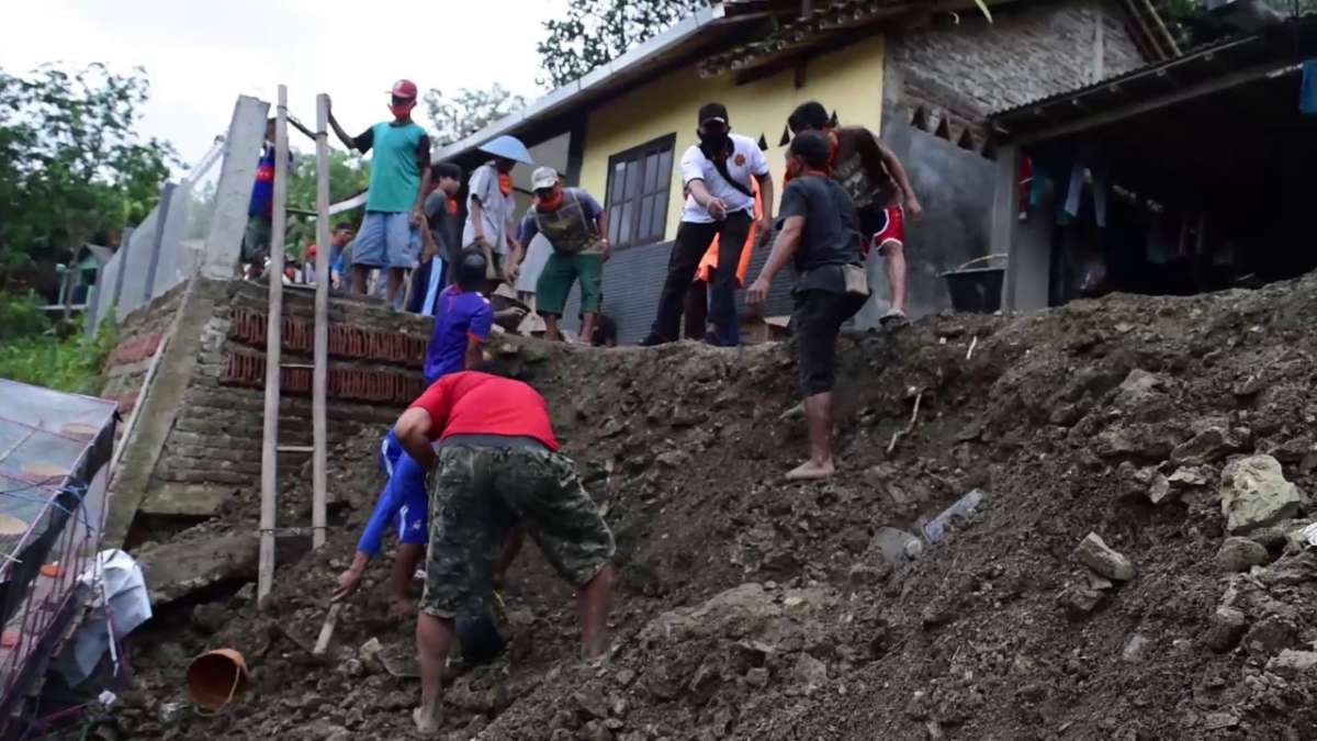 Awal Musim Hujan Datang, Tebing Longsor Timpa Dua Rumah Warga di Kebumen
