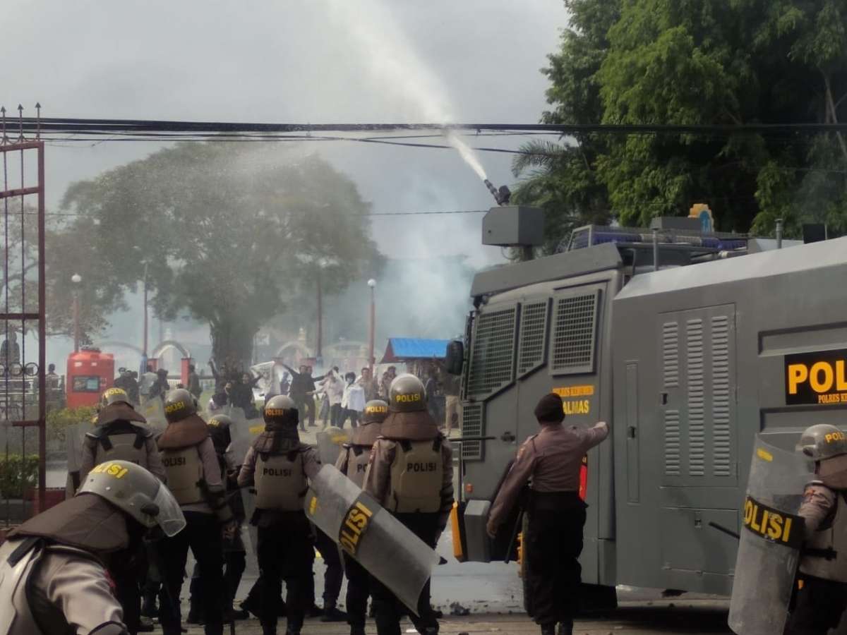 Demo Tolak Omnibus Law di Kebumen Ricuh, Lempar Batu, Kaca Pecah, Polisi Terluka