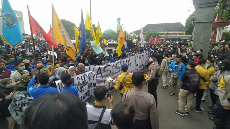 Ribuan Mahasiswa Lakukan Aksi Menolak UU Cipta Kerja di depan Gedung DPRD Banyumas