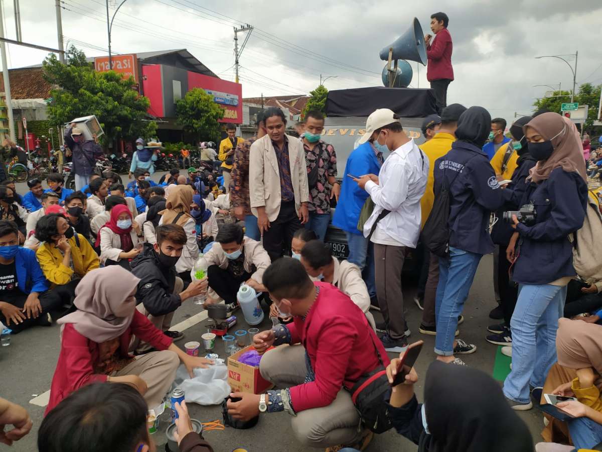 Mahasiswa Kembali Demo di Alun-Alun Purwokerto, Tolak UU Cipta Kerja Bertemakan Kondangan ke Pemkab